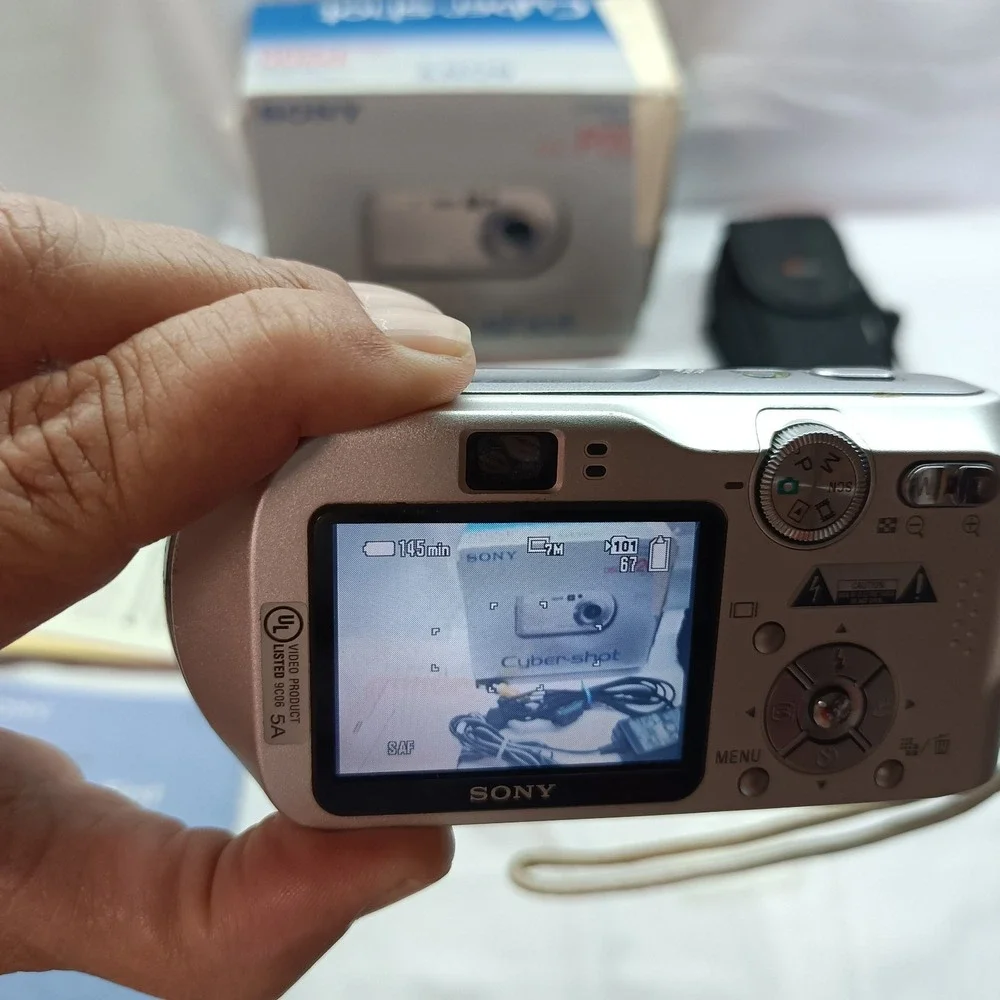 Sony Cyber-shot DSC-P200 Digital Camera 7.2 MP 3x Optical Zoom Auto Focus Silver